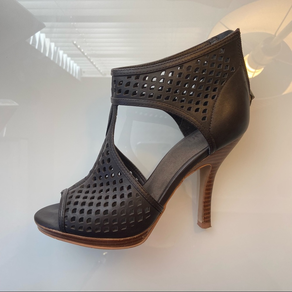 Auri brown heels size 7